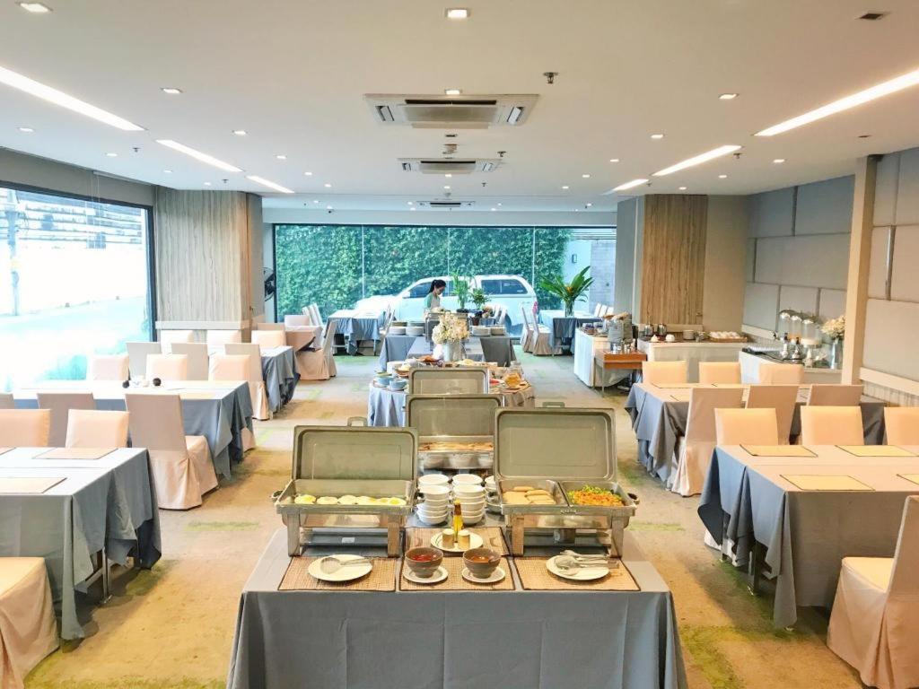 Clef Hotel Bangkok Bagian luar foto