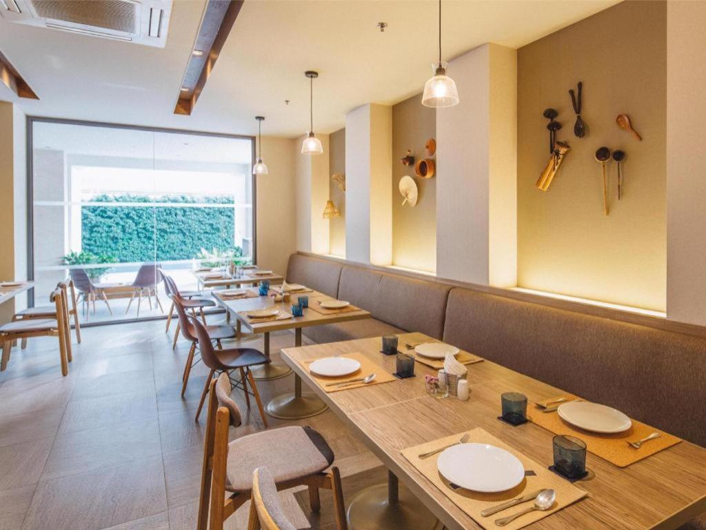 Clef Hotel Bangkok Bagian luar foto