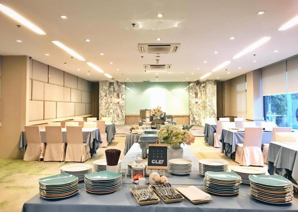 Clef Hotel Bangkok Bagian luar foto