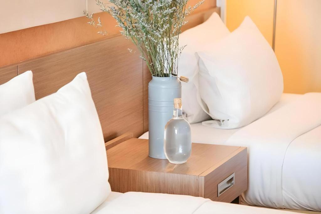 Clef Hotel Bangkok Bagian luar foto